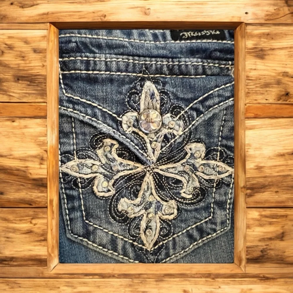 Miss me bootcut Size 28 floral fleur de lis design on back pockets. Beautiful - Picture 13 of 17